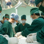 800px-Students_assisting_surgery